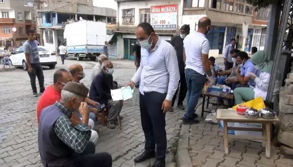 MUŞ'TA SAĞLIKÇILAR KAHVELERİ GEZEREK AŞI YAPTI