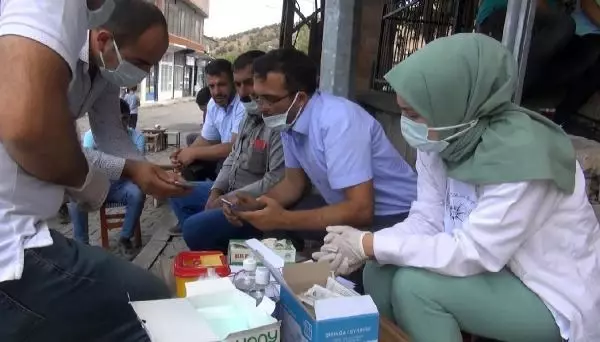 MUŞ'TA SAĞLIKÇILAR KAHVELERİ GEZEREK AŞI YAPTI