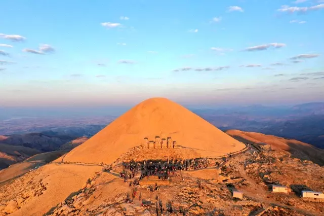 Nemrut Dağı Samanyolu ile birlikte görüntülendi