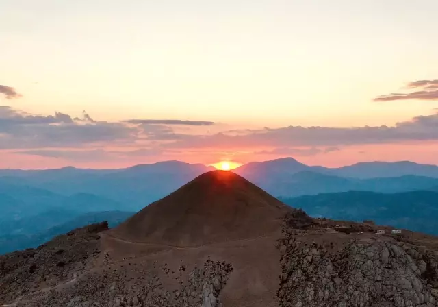 Nemrut Dağı Samanyolu ile birlikte görüntülendi