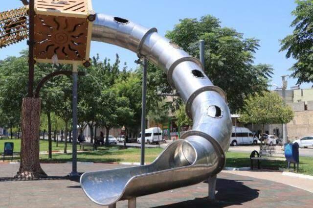 Şanlıurfa'da belediyenin çocuk parkına yerleştirdiği sacdan kaydırak büyük tepki çekti: Çocuklar kebap olacak