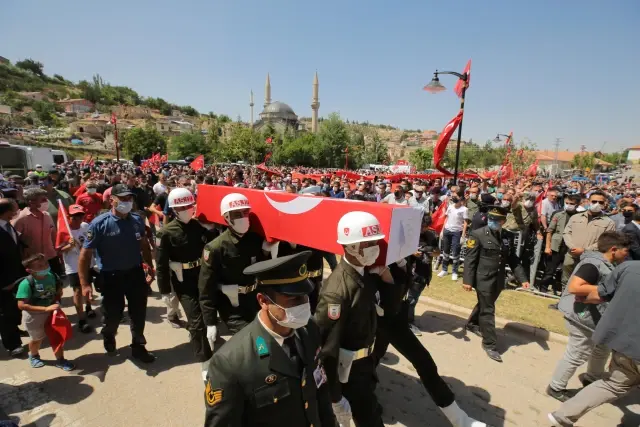Son dakika haberleri... Şehit Piyade Uzman Çavuş Sergen Güçlüer, memleketi Aksaray'da son yolculuğuna uğurlandı