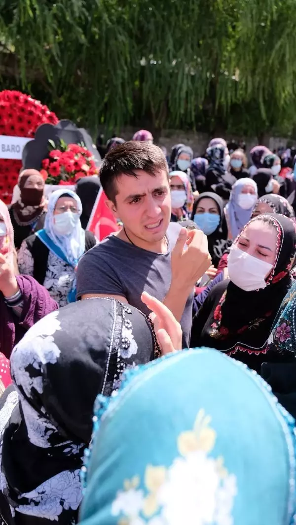 ŞEHİT UZMAN ÇAVUŞ SON YOLCULUĞA UĞURLANDI; GERİYE DUYGULANDIRAN FOTOĞRAF KALDI