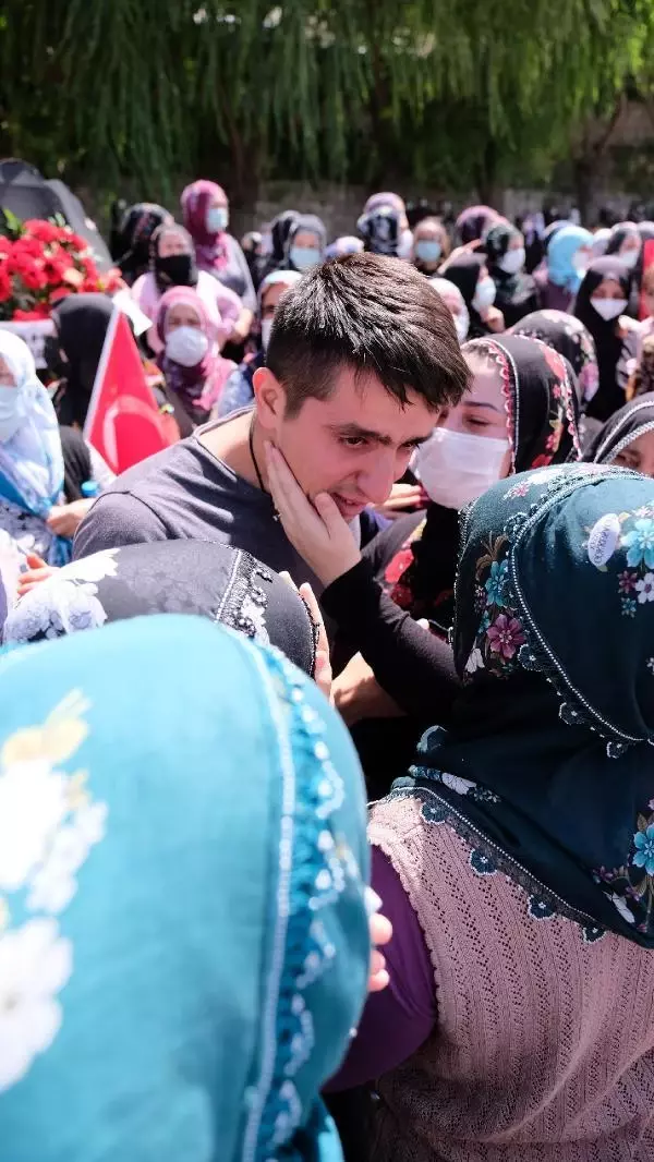 ŞEHİT UZMAN ÇAVUŞ SON YOLCULUĞA UĞURLANDI; GERİYE DUYGULANDIRAN FOTOĞRAF KALDI
