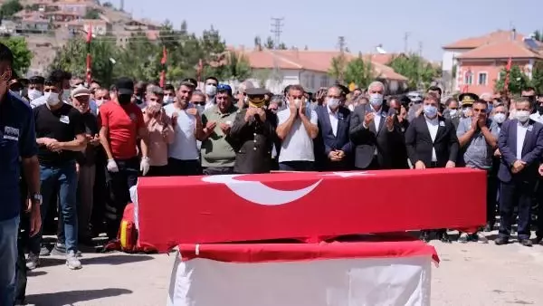 ŞEHİT UZMAN ÇAVUŞ SON YOLCULUĞA UĞURLANDI; GERİYE DUYGULANDIRAN FOTOĞRAF KALDI
