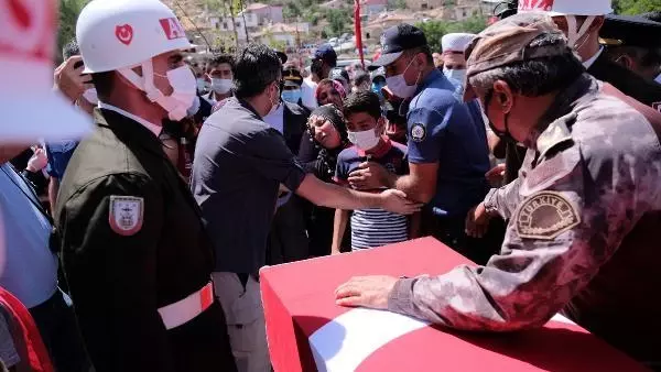 ŞEHİT UZMAN ÇAVUŞ SON YOLCULUĞA UĞURLANDI; GERİYE DUYGULANDIRAN FOTOĞRAF KALDI