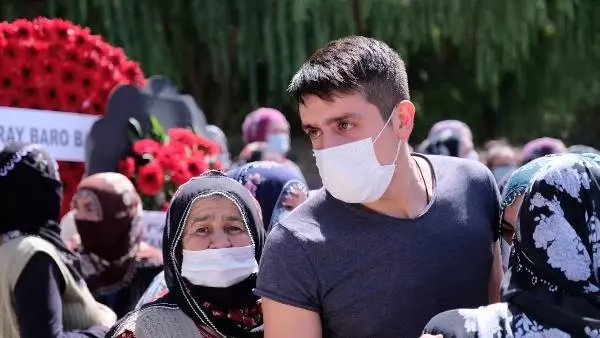 ŞEHİT UZMAN ÇAVUŞ SON YOLCULUĞA UĞURLANDI; GERİYE DUYGULANDIRAN FOTOĞRAF KALDI