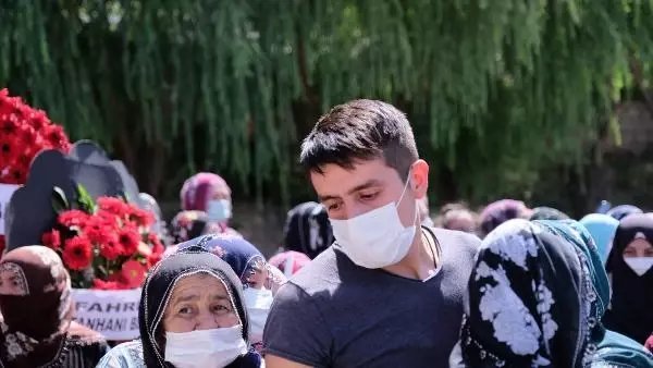 ŞEHİT UZMAN ÇAVUŞ SON YOLCULUĞA UĞURLANDI; GERİYE DUYGULANDIRAN FOTOĞRAF KALDI