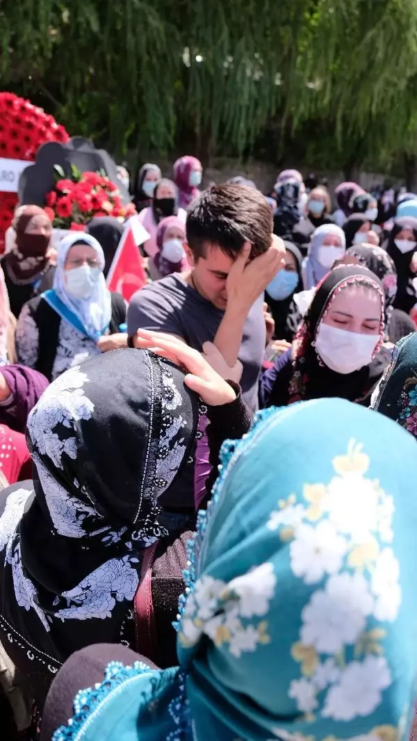 ŞEHİT UZMAN ÇAVUŞ SON YOLCULUĞA UĞURLANDI; GERİYE DUYGULANDIRAN FOTOĞRAF KALDI