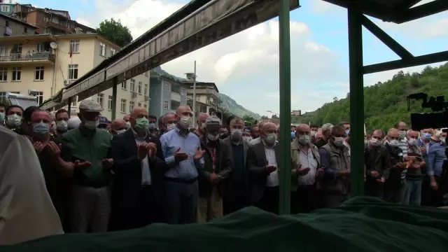 Bakan Soylu, Murgul'daki selde hayatını kaybeden kişinin cenaze törenine katıldı
