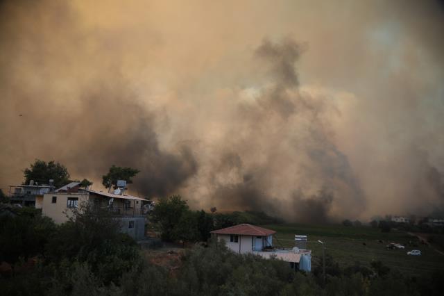 Son Dakika: Manavgat'ta 4 ayrı noktada orman yangını çıktı! Alevler yerleşim yerlerine ulaştı, devlet hastanesi boşaltıldı