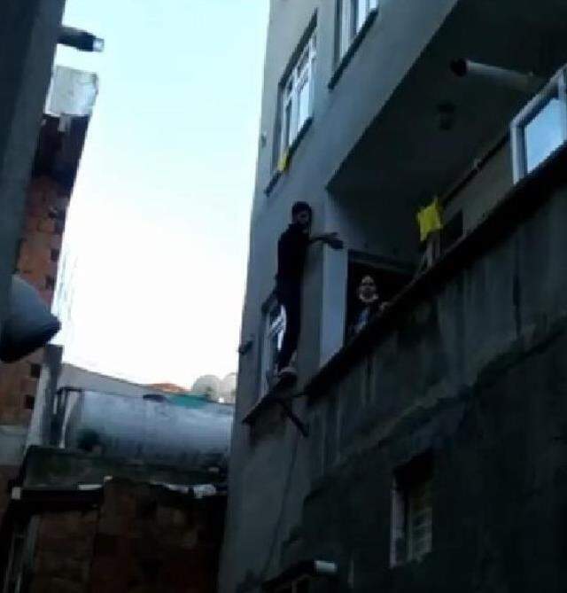 Sultangazi'de pencerede mahsur kalan hırsız, bina sakinlerine yalvardı