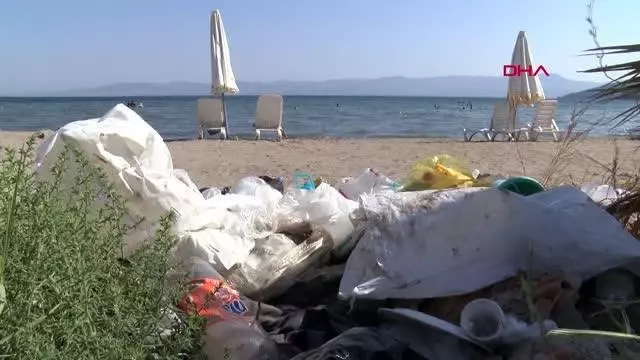 TATİLCİLERDEN GERİYE PLAJLARDAKİ ÇÖPLER KALDI
