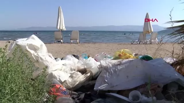 TATİLCİLERDEN GERİYE PLAJLARDAKİ ÇÖPLER KALDI