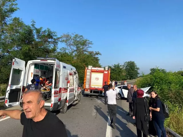 Ters şeride giren otomobil servis aracıyla çarpıştı: 14 yaralı