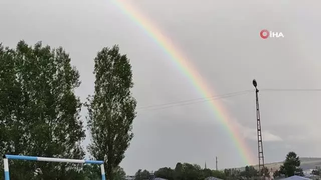 Yağış sonrası gökkuşağının mest eden görüntüsü