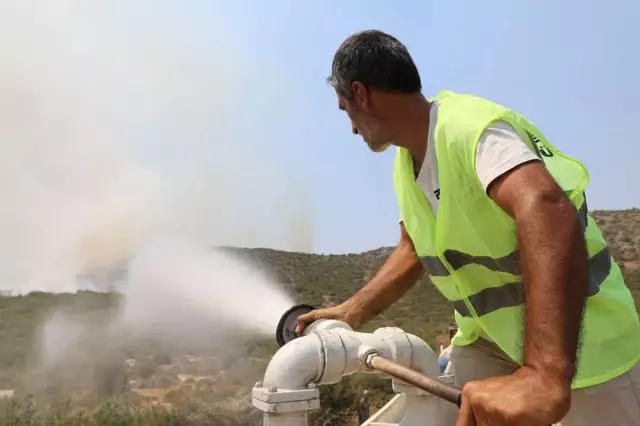 Adana Yüreğir'de makilik ve ormanlık alanda çıkan yangına müdahale ediliyor