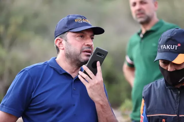 Adana Yüreğir'de makilik ve ormanlık alanda çıkan yangına müdahale ediliyor