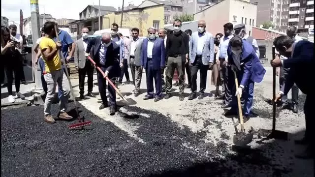 Ağrı Belediyesi ürettiği asfaltla kentin yollarını asfaltlıyor