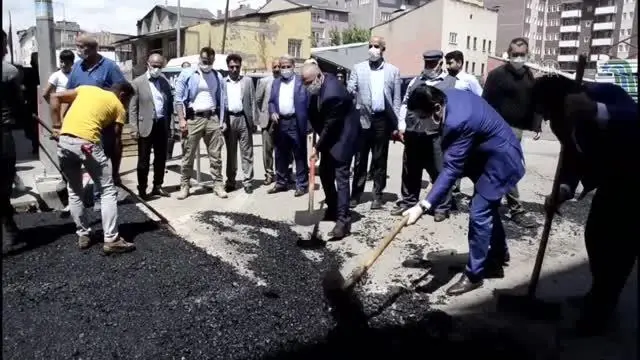 Ağrı Belediyesi ürettiği asfaltla kentin yollarını asfaltlıyor