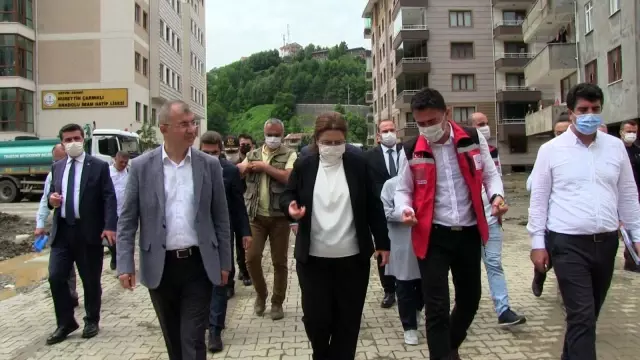 Aile ve Sosyal Hizmetler Bakanı Yanık Arhavi'deki sel bölgesinde incelemelerde bulundu