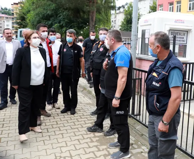 RİZE/ARTVİN - Aile ve Sosyal Hizmetler Bakanı Yanık, selden etkilenen bölgelerde incelemelerde bulundu