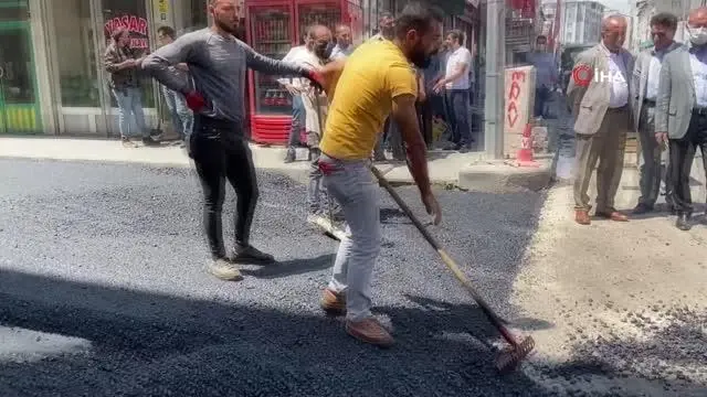 AK Parti Ağrı İl Yönetimi ve Başkan Sayan asfalt çalışmalarını yerinde inceledi