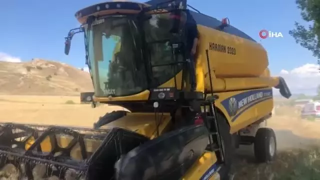 AK Parti Genel Başkanvekili Binali Yıldırım köyünde arpa hasadı yaptı