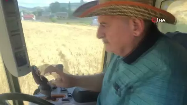 AK Parti Genel Başkanvekili Binali Yıldırım köyünde arpa hasadı yaptı