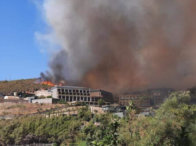 Alevlerin sardığı Bodrum'da korkulan oldu! Lüks otel cayır cayır yanıyor