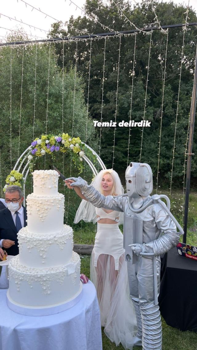 Aleyna Tilki yeni şarkısının tanıtımı için robotla evlendi! Yaptığı eğlence gerçek düğünü aratmadı