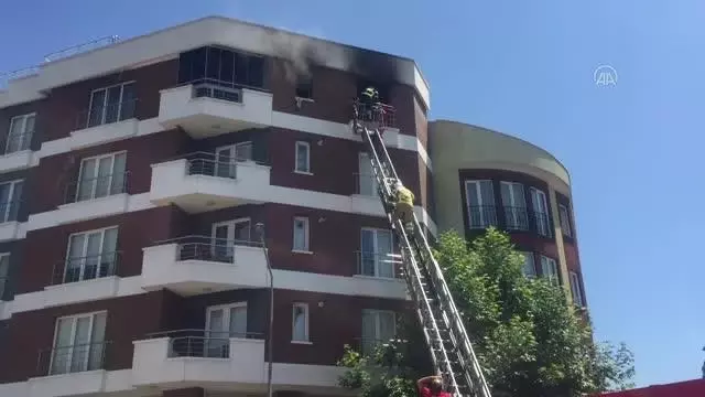 Son dakika haber... Apartman dairesinde çıkan yangında 8 kişi dumandan etkilendi