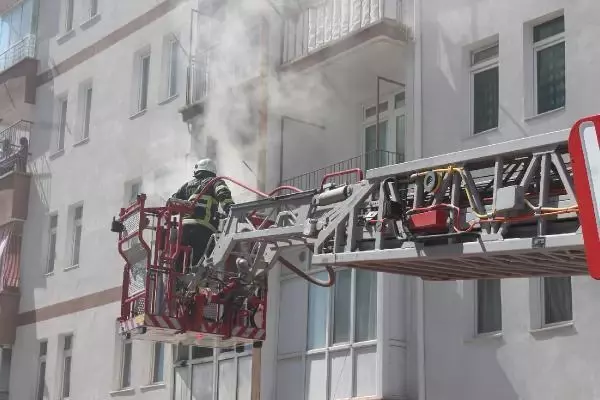APARTMANDAKİ YANGINDA MAHSUR KALAN YAŞLI KADINLARI, İTFAİYE EKİBİ TAŞIDI