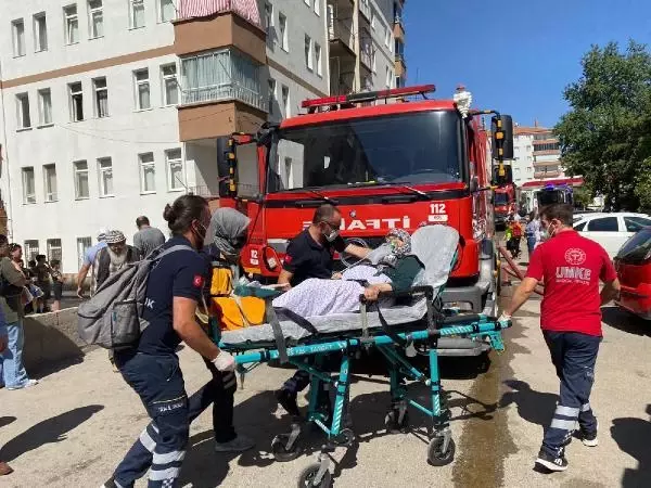 APARTMANDAKİ YANGINDA MAHSUR KALAN YAŞLI KADINLARI, İTFAİYE EKİBİ TAŞIDI