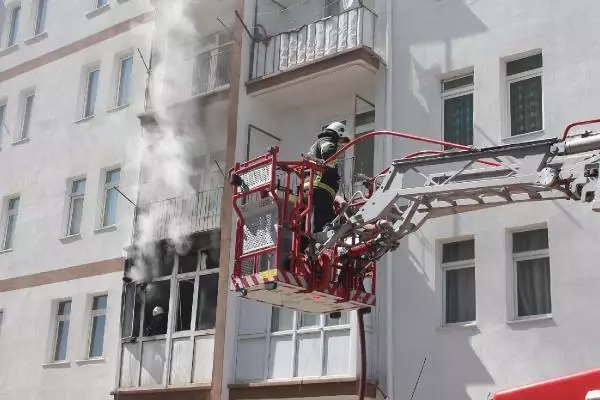 APARTMANDAKİ YANGINDA MAHSUR KALAN YAŞLI KADINLARI, İTFAİYE EKİBİ TAŞIDI