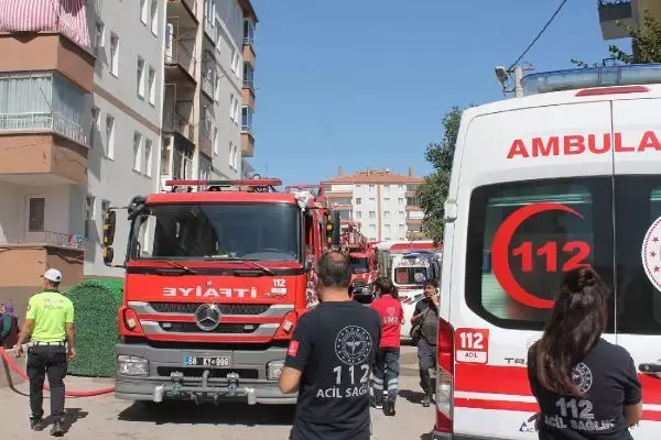 APARTMANDAKİ YANGINDA MAHSUR KALAN YAŞLI KADINLARI, İTFAİYE EKİBİ TAŞIDI