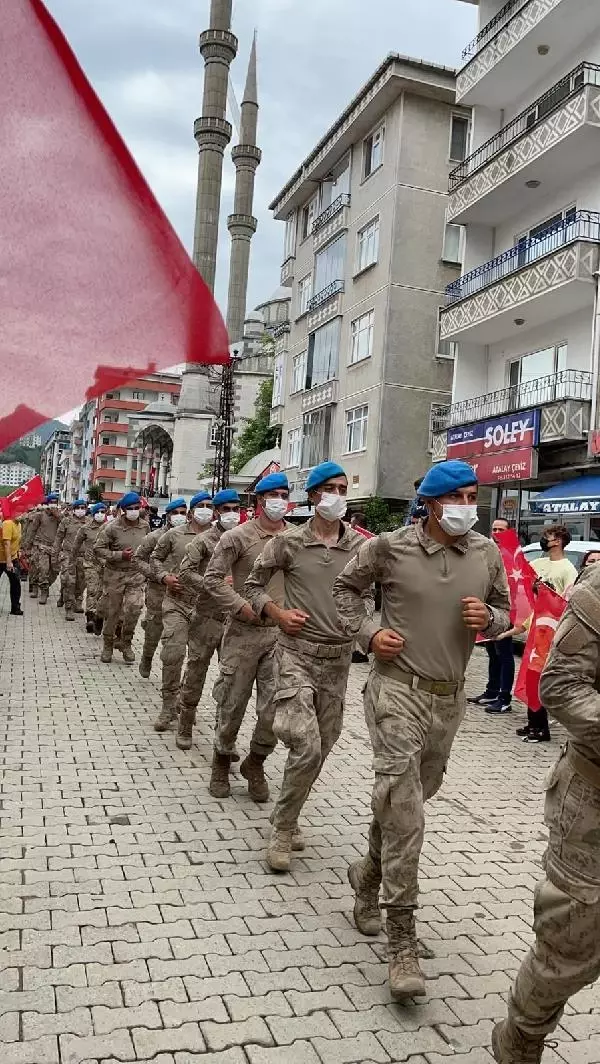 ARHAVİ'DE SEL TEMİZLİĞİNE KATILAN KOMANDOLAR, ALKIŞLARLA UĞURLANDI