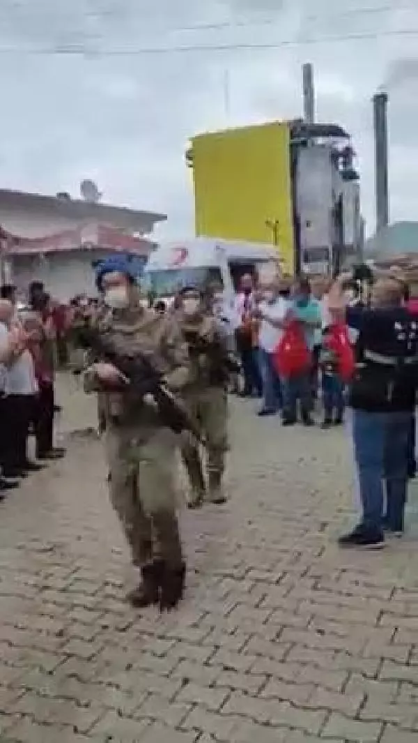 ARHAVİ'DE SEL TEMİZLİĞİNE KATILAN KOMANDOLAR, ALKIŞLARLA UĞURLANDI