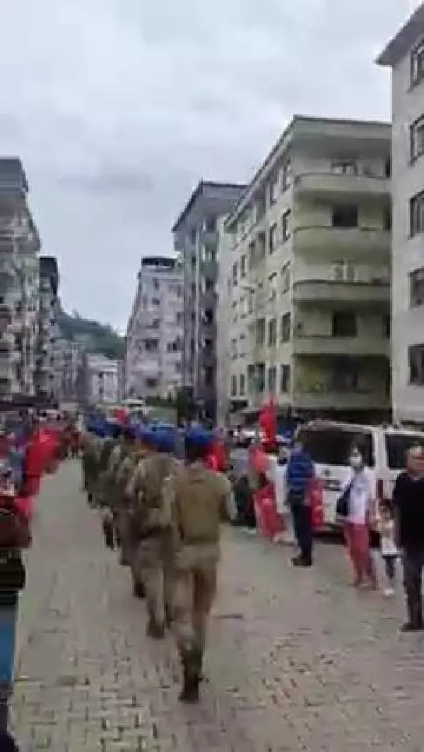 ARHAVİ'DE SEL TEMİZLİĞİNE KATILAN KOMANDOLAR, ALKIŞLARLA UĞURLANDI