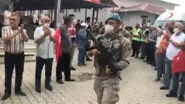 ARHAVİ'DE SEL TEMİZLİĞİNE KATILAN KOMANDOLAR, ALKIŞLARLA UĞURLANDI