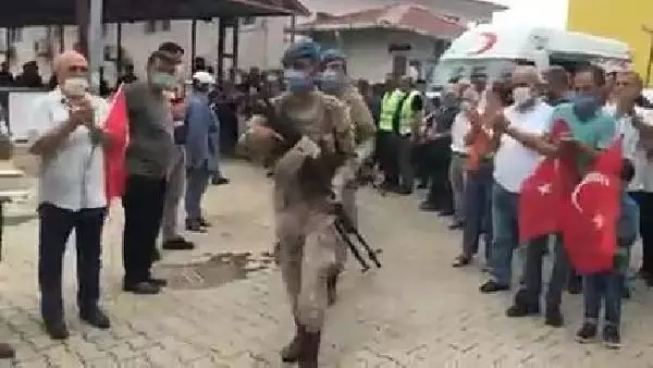 ARHAVİ'DE SEL TEMİZLİĞİNE KATILAN KOMANDOLAR, ALKIŞLARLA UĞURLANDI