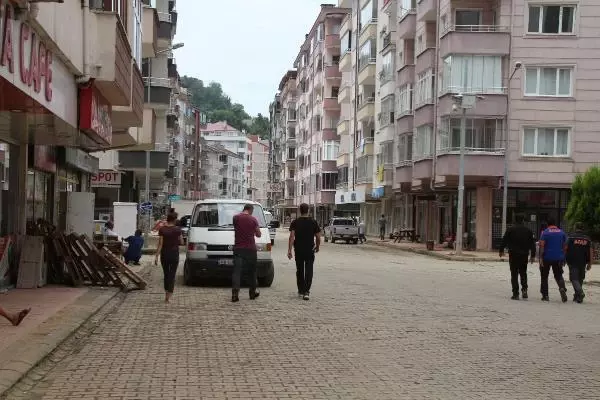 ARHAVİ'DE SEL TEMİZLİĞİNE KATILAN KOMANDOLAR, ALKIŞLARLA UĞURLANDI