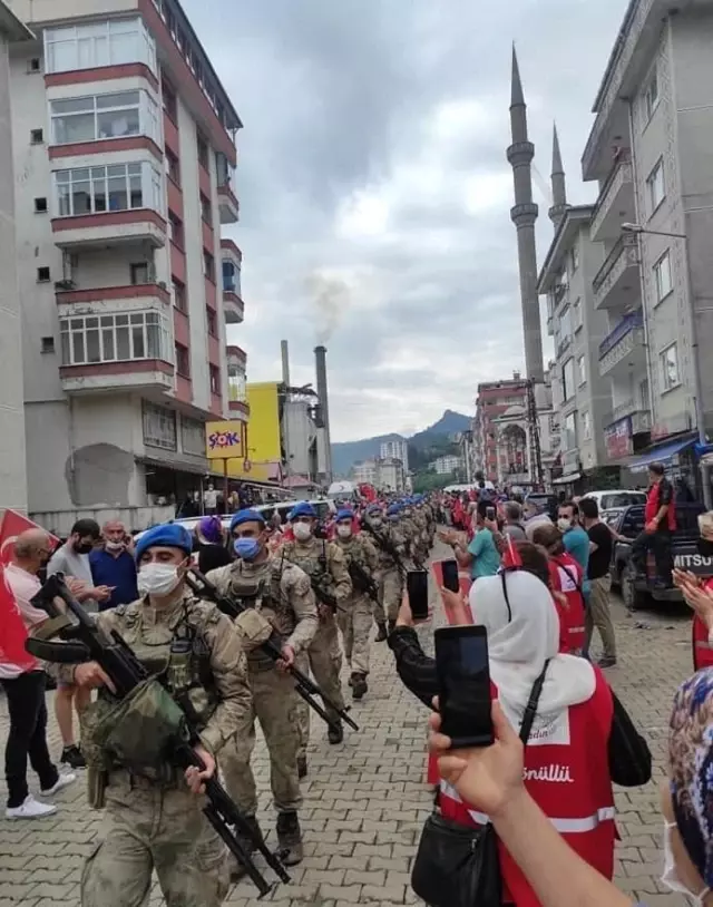 Arhavi'deki 1 haftalık sel görevi sona eren komandolar birliklerine uğurlandı