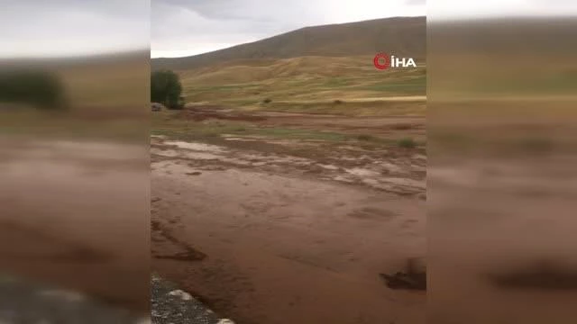 Aşırı yağışlar sürücülere zor anlar yaşattı