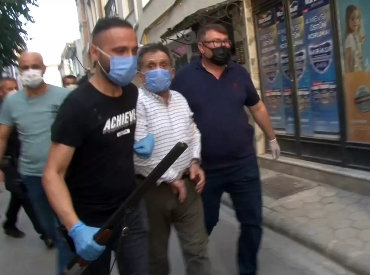 Av tüfekli yaşlı adam aracını çektirmemek için ortalığı birbirine kattı