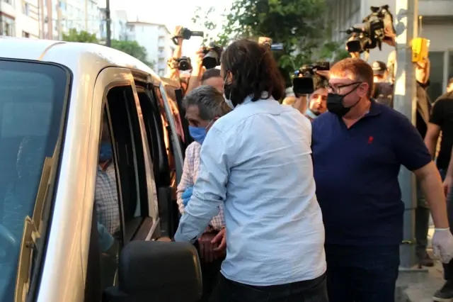Av tüfekli yaşlı adam aracını çektirmemek için ortalığı birbirine kattı