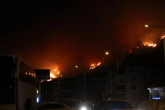 Son dakika haberi... Aydıncık'taki yangın yerleşim yerlerini tehdit etmeye başladı