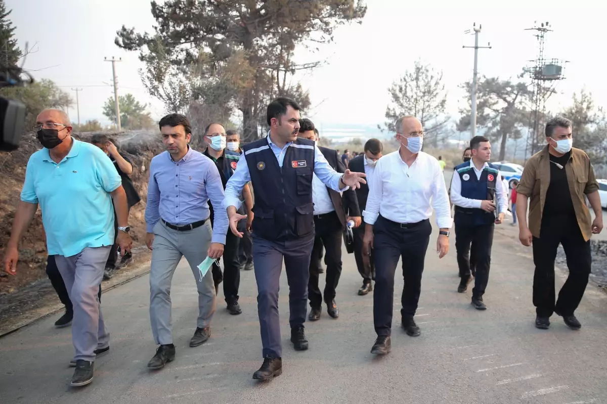 Bakan Kurum, yangının etkili olduğu Manavgat'ın Kalemler Mahallesi'nde incelemede bulundu (2)