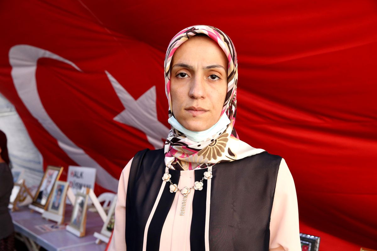 Bakanımız Derya Yanık oğlu güvenlik güçlerine teslim olan Diyarbakır annesi Ayşegül Biçer ile görüştü
