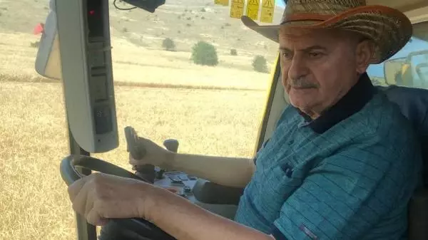 BİNALİ YILDIRIM, BİÇERDÖVERLE HASAT YAPTI